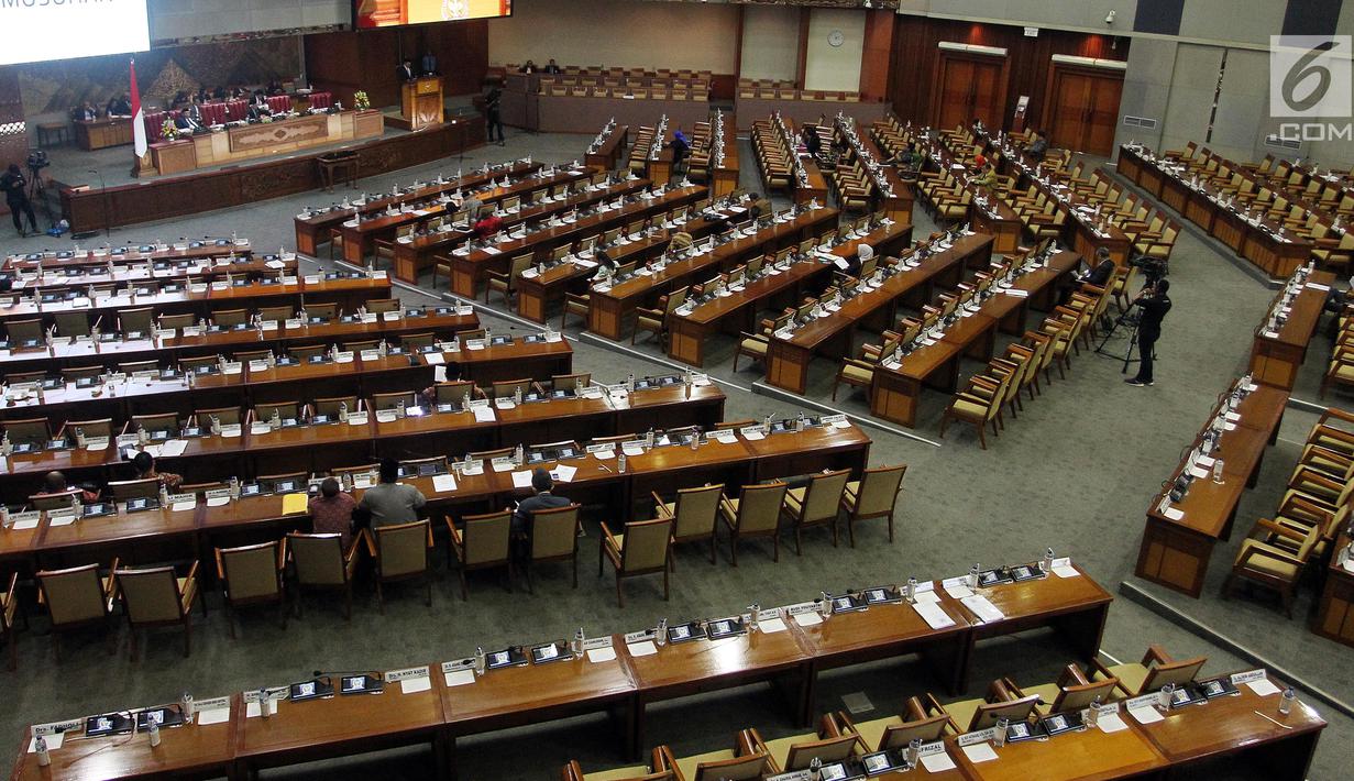 Suasana Rapat Paripurna dengan agenda pandangan akhir pemerintah soal RUU APBN 2019 di Jakarta, Rabu (31/10). Meski disertai sejumlah catatan, DPR menyetujui RUU APBN 2019 beserta Nota Keuangannya menjadi UU. (Liputan6.com/JohanTallo)
