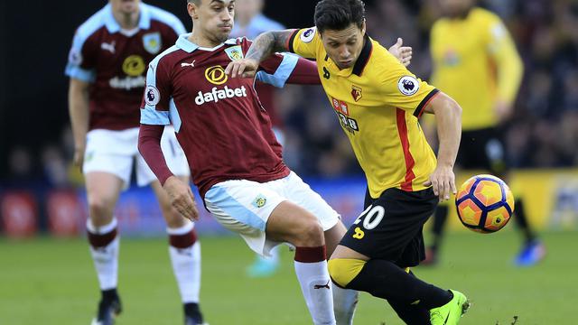 Mauro Zarate (kanan)