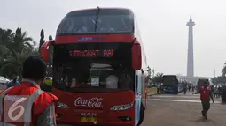 Petugas Transjakarta saat mengatur bus tingkat, Jakarta, Senin  (22/6/2015). Bus tingkat bermerek MAN buatan Jerman ini merupakan program Transjakarta untuk menambah layanan angkutan gratis bagi masyarakat Jakarta. (Liputan6.com/Herman Zakharia)