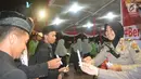 Seorang polwan menggelar aksi keprihatinan dengan membagikan lilin kepada peserta tablig akbar di Simpang Lima, Kota Semarang, Minggu (13/5). Aksi menyalakan lilin dan doa bersama digelar untuk korban teror bom gereja di Surabaya. (Liputan6.com/Gholib)