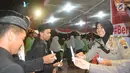 Seorang polwan menggelar aksi keprihatinan dengan membagikan lilin kepada peserta tablig akbar di Simpang Lima, Kota Semarang, Minggu (13/5). Aksi menyalakan lilin dan doa bersama digelar untuk korban teror bom gereja di Surabaya. (Liputan6.com/Gholib)