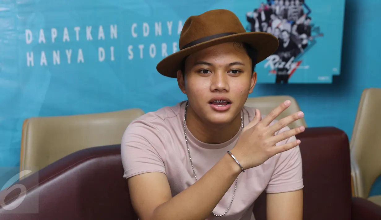 Rizky Febian memberikan keterangan pers saat peluncuran album "Rizky And Friends" di, Jakarta, Jumat (6/1). Dalam album tersebut, Rizky Febian tidak sendiri, terdapat musisi-musisi lain juga yang terlibat. (Liputan6.com/Herman Zakharia)