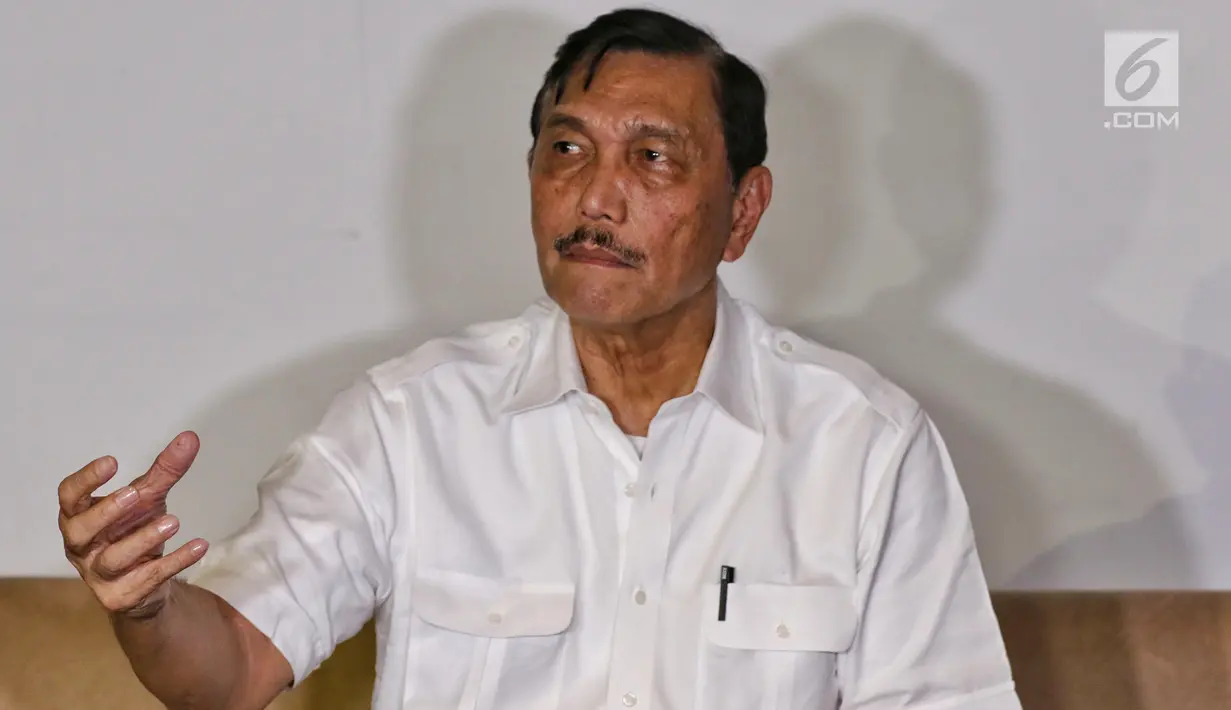 Menko Bidang Kemaritiman Luhut Binsar Pandjaitan memberi keterangan pers menjelang pengumuman hasil Pemilu 2019 di Hotel Akmani Jakarta, Senin (20/5/2019). Menko Luhut mengatakan bahwa situasi Indonesia aman meskipun ada beberapa gejolak. (Liputan6.com/Johan Tallo)