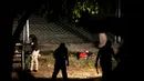 Polisi memeriksa salah satu korban pembunuhan di sebuah lapangan sepak bola, Cuscatancingo , El Salvador, Minggu (2/8/2015). Mara Salvatrucha adalah sebuah organisasi internasional kelompok kriminal berbahaya di negara ini. (REUTERS/Jose Cabezas)