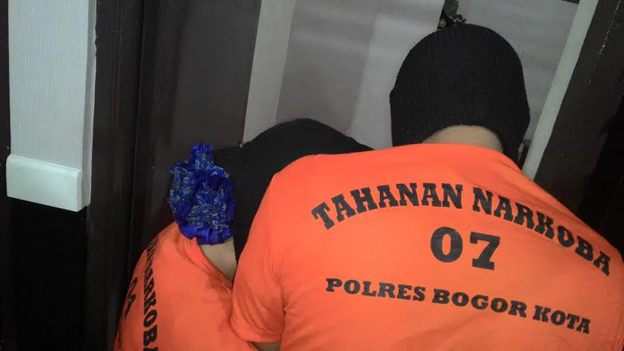 Suami istri tertangkap saat pesta sabu. Keduanya merupakan pegawai di Pengadilan Negeri Jakarta Pusat