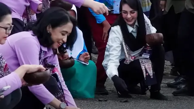 Arumi Bachsin temani Iriana Jokowi (YouTube/Arumi Bachsin)