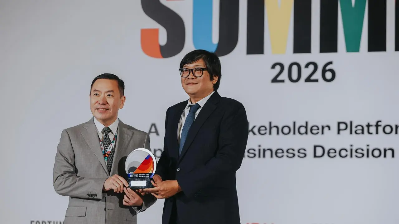 CEO Optik Tunggal Alexander F. Kurniawan dalam seremoni penyerahan penghargaan Change the World 2025 di The Westin Hotel, Jakarta, Kamis (12/2/2026). (Dok Optik Tunggal)
