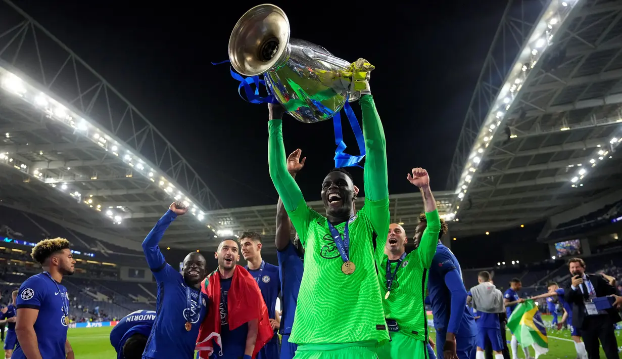 Edouard Mendy memang tampil dahsyat bersama Chelsea sejak didatangkan pada awal musim 2020/2021 lalu dari Rennes. Ia langsung mempersembahkan trofi Liga Champions di musim debutnya dengan torehan 9 kali clean sheet, dan hanya kebobolan 3 gol dari 12 laga. (AFP/Pool/Manu Fernandez)