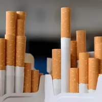 Apakah kamu setuju atau tidak setuju jika pemerintah nantinya benar-benar akan membuat harga rokok naik menjadi Rp 50 ribu? (Foto: origin.adaderana.lk)