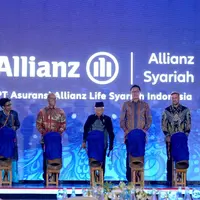 Kiri ke kanan: Anusha Thavarajah, Regional Chief Executive Officer Allianz Asia Pacific, Ogi Prastomiyono, Dewan Komisioner Otoritas Jasa Keuangan, Kepala Eksekutif Pengawasan Perasuransian, Penjaminan, dan Dana Pensiun, Prof. Dr. (H.C.) K.H. Ma&#39;ruf Amin, Wakil Presiden Republik Indonesia, Achmad K. Permana, Direktur Utama Allianz Life Syariah Indonesia, dan Alexander Grenz, Country Manager dan Direktur Utama Allianz Life Indonesia. (Foto: Press Release Allianz Syariah Indonesia)
