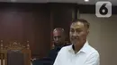 Mantan anggota DPR Markus Nari usai menjalani sidang putusan terkait proyek e-KTP di Pengadilan Tipikor, Jakarta, Senin (11/11/2019). Majelis Hakim memerintahkan Markus Nari untuk membayar uang pengganti senilai USD 400 ribu. (Liputan6.com/Herman Zakharia)