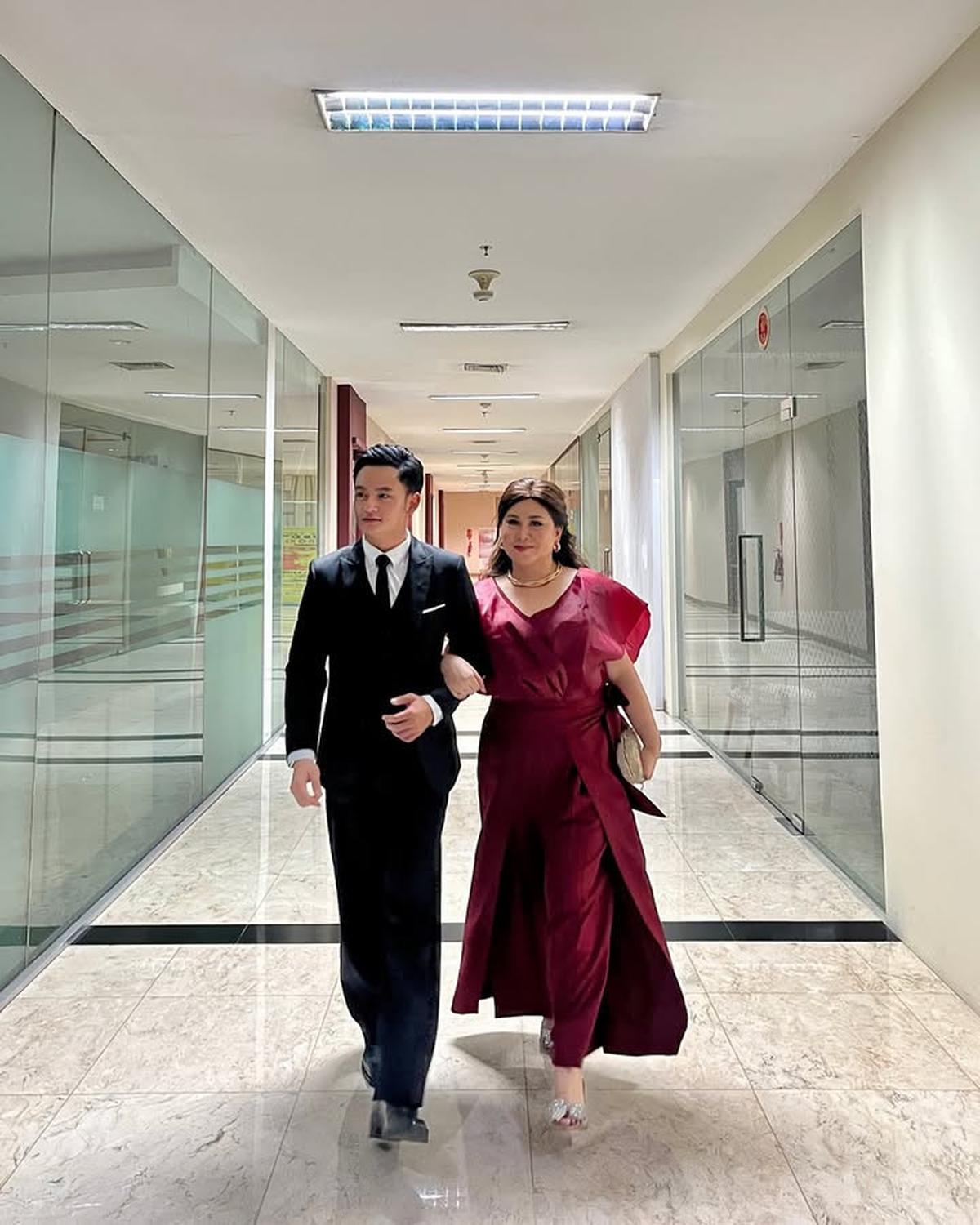 Bukan dengan Lyodra, 7 Potret Randy Martin Kondangan Bareng Sosok Tersayang Ini - Tampil Formal Pakai Setelan Jas