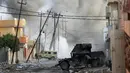 Seorang tentara pasukan khusus Irak berlindung di balik kendaraan militer humvee menyusul serangan bom mobil bunuh diri yang dilakukan militan ISIS di kota Tahrir, Irak, 17 November 2016. (REUTERS/Goran Tomasevic)