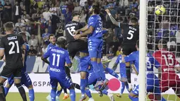 Pemain Lazio, Alessio Romagnoli, mencetak gol ke gawang Empoli pada laga Liga Italia di Stadion Castellani, Sabtu (3/6/2023). (Marco Bucco/LaPresse via AP)