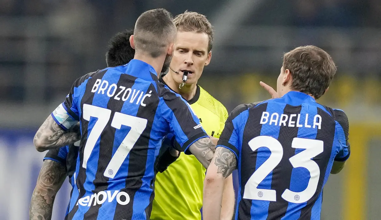 Pemain Inter Milan, Brozovic dan Barella melakukan protes kepada wasit saat melawan Juventus pada lanjutan pekan ke-27 Liga Italia di Stadion Guiseppe Meazza, Senin (20/3/2023). Nerazzurri kalah tipis 0-1 dari tamunya. (AP Photo/Antonio Calanni)
