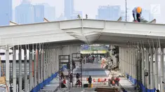 Aktivitas pekerja saat menyelesaikan pembangunan Skybridge Tanah Abang, Jakarta, Minggu (14/10). Jembatan yang menghubungkan Stasiun Tanah Abang dengan Pasar Blok G tersebut rencananya akan diresmikan pada 15 Oktober 2018. (Merdeka.com/Iqbal Nugroho)