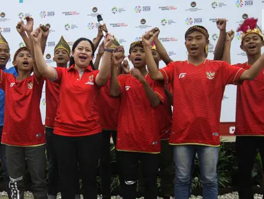 Menko Pembangunan Manusia dan Kebudayaan (PMK) Puan Maharani foto bersama timnas anak jalanan Garuda Baru di Jakarta, Selasa (8/5). Garuda Baru akan berlaga di Piala Dunia Anak Jalanan (Street Child World Cup/SCWC) 2018. (Liputan6.com/Angga Yuniar)