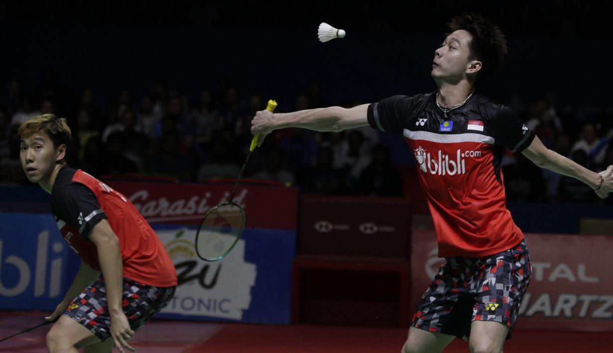 Ganda putra Indonesia, Marcus Gideon / Kevin Sanjaya, saat melawan Li Jun Hui / Liu Yu Chen pada Indonesia Open 2019 di Istora Senayan, Sabtu (20/7). Marcus / Kevin menang 21-9 dan 21-13. (Bola.com/Vitalis Yogi Trisna)
