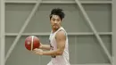 Pebasket West Bandits, Rizki Akbar Maulana, saat latihan di Aim High Stadium, Tangerang, Kamis (20/5/2021). Latihan tersebut merupakan persiapan jelang melakoni laga babak play-off IBL 2021. (Bola.com/M Iqbal Ichsan)