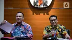 Ketua KPK Firli Bahuri (kiri) dan Plt Jubir KPK Ali Fikri menyampaikan keterangan terkait pengembangan kasus proyek jalan Bengkalis di Gedung KPK, Jakarta, Jumat (17/1/2020). KPK menetapkan 10 tersangka dalam kasus tersebut. (merdeka.com/Dwi Narwoko)
