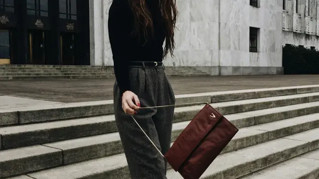 Celana atau Rok Potongan High-Waist