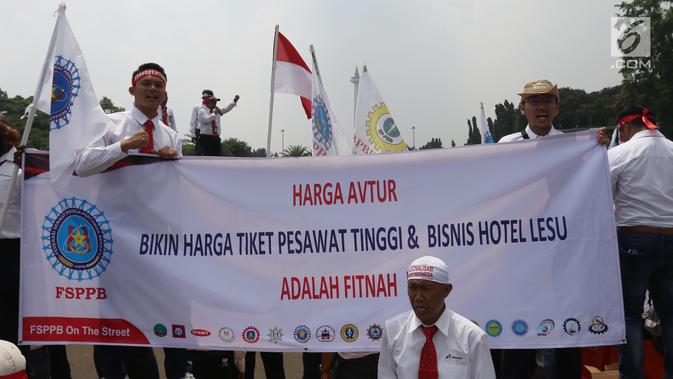 Serikat Pekerja Pertamina membentangkan spanduk dalam aksi damai di depan Istana, Jakarta, Selasa (19/2).  Dalam aksinya, mereka mengklaim bahwa harga avtur PT Pertamina (Persero) tidak berpengaruh pada mahalnya tiket pesawat. (Liputan6.com/Angga Yuniar)