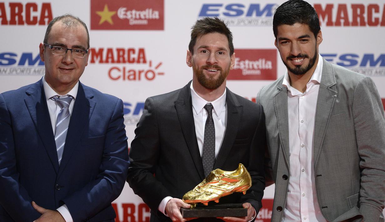 Lionel Messi (tengah) berfoto bersama Luis Suarez (kanan) dan Direktur Marca, Juan Ignacio Gallardo pada acara Golden Shoe awards 2017 di Antigua Fabrica Estrella Damm, Barcelona, (24/11/2017). (AFP/Josep Lago)