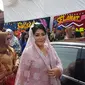 Putri Presiden Jokowi, Kahiyang Ayu tiba di lokasi acara pemberian marga, di rumah salah satu paman Bobby Nasution, di Medan Johor, Selasa (21/11). Berbalut kebaya pink pastel, penampilan Kahiyang berbeda dari biasanya. (Liputan6.com/Aditya Eka Prawira)