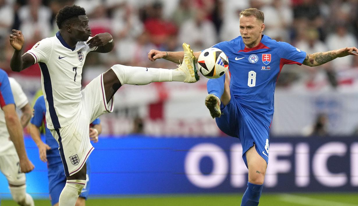 Striker Timnas Inggris, Bukayo Saka (kiri) berebut bola dengan gelandang Timnas Slovakia, Ondrej Duda pada laga babak 16 besar Euro 2024 di Arena AufSchalke, Gelsenkirchen, Jerman, Minggu (30/6/2024). (AP Photo/Ariel Schalit)