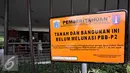 Plang penanda penunggak pajak yang dipasang DPP DKI Jakarta di areal TMII, Jakarta, Kamis (17/12). Dari surat pernyataan utang, pengelola lokasi wisata air diketahui telah menunggak PBB sejak 2012 hingga Rp 1.762.483.216. (Liputan6.com/Immanuel Antonius)