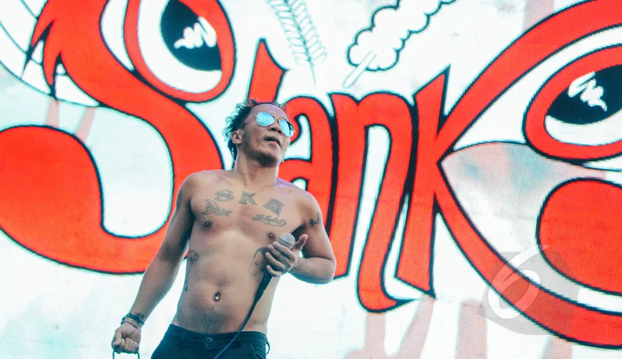 Penampilan vokalis Slank, Kaka pada Konser Drug Free Asia Afrika di Kawasan Monas, Jakarta, Minggu (19/4). Konser dalam rangkaian KAA itu bertujuan sebagai kampanye pencegahan penyalahgunaan narkotika di kawasan Asia Afrika. (Liputan6.com/Faizal Fanani)