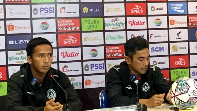 Pelatih PSS Sleman, Seto Nurdiyantoro (kanan)