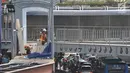 Seorang pekerja mengecat pagar jembatan penyeberangan orang (JPO) di Halte Kuningan Timur, Jakarta, Selasa (9/1). Kepatan kendaraan terlihat di bawah pembangunan JPO. (Liputan6.com/Immanuel Antonius)
