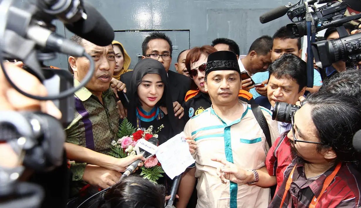 Dewi Perssik akhirnya keluar dari Rutan Pondok Bambu usai menjalani masa hukuman selama tiga bulan, Rabu (14/05/14). (Liputan6.com/Faizal Fanani)
