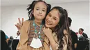<p>Gempita foto bareng Nadin Amizah di belakang panggung. (Foto: Instagram/ gadiiing)</p>
