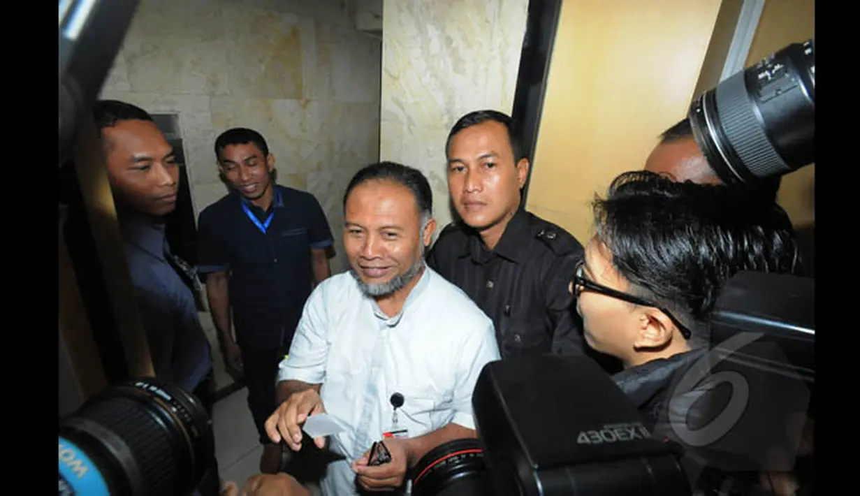 Wakil Ketua KPK, Bambang Widjojanto seusai menggelar jumpa pers terkait pengunduran diri sementara dari jabatannya sebagai Komisioner KPK, Jakarta, Senin (26/1/2015). (Liputan6.com/Herman Zakharia)