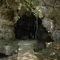 Gua Masigitsela yang berarti masjid yang terbuat dari batu atau masjid di dalam gua, di Nusakambangan. Cilacap, Jawa Tengah. (Foto: wisata.cilacapkab.go.id)