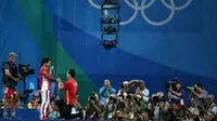 Kekasih He Zi melamarnya sesaat setelah ia menerima medali perak (Reuters)