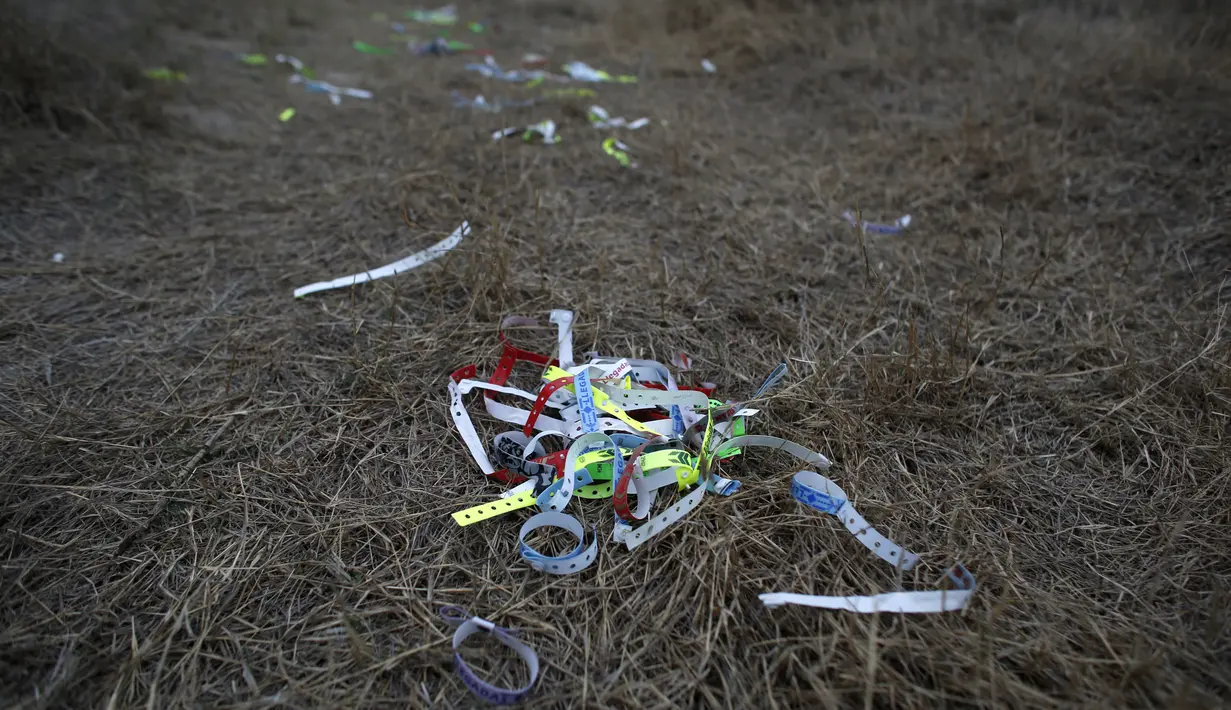 Lusinan gelang tergeletak di tepi sungai Rio Grande di Roma, Texas, 28 Maret 2021. Semua migran yang datang mengenakan gelang plastik bernomor yang terlihat seperti bisa digunakan untuk ke konser atau taman hiburan, lalu merobek dan membuangnya setelah menginjakkan kaki di AS. (AP/Dario Lopez-Mills)