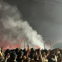 Kemunculan patung raksasa, dancer bertopeng, hingga permainan laser menjadi bagian dari pembuka konser yang mencuri perhatian. (Foto/Dok: FIMELA.COM)