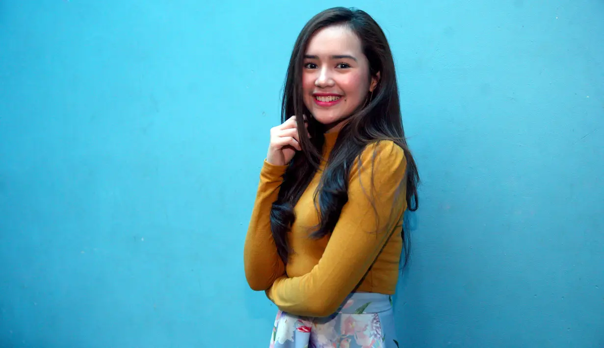 Sibuk dengan kegiatan di dunia hiburannya, Beby Tsabina ternyata masih memikirkan yang namanya pendidikan. Mengaku sulit membagi waktu untuk bersekolah lantaran sibu syuting, ini cara yang dilakukan Beby Tsabina. (Nurwahyunan/Bintang.com)