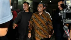 Gubernur Jawa Barat Ahmad Heryawan (Aher) usai menjalani pemeriksaan di Bareskrim Polri, Jakarta, Jumat (15/5/2015). Aher diperiksa sebagai saksi selama 15 jam terkait kasus dugaan korupsi pembangunan Stadion Gedebage Bandung. (Liputan6.com/Johan Tallo)