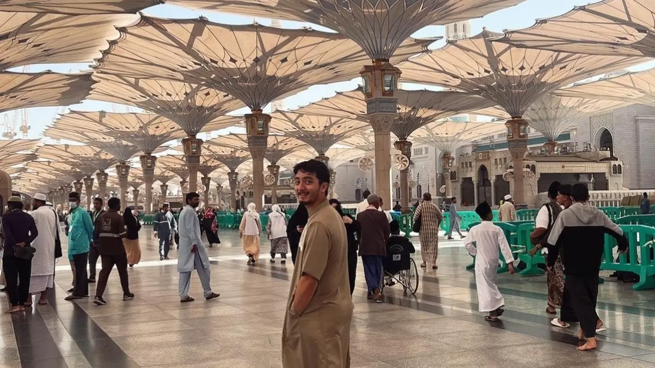 Potret Bryan Domani saat Umrah