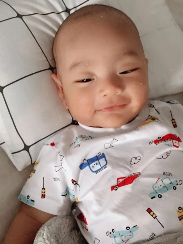 Berusia 7 Bulan, Ini 6 Potret Gemas Buah Hati Lindswell Kwok dan Achmad Hulaefi