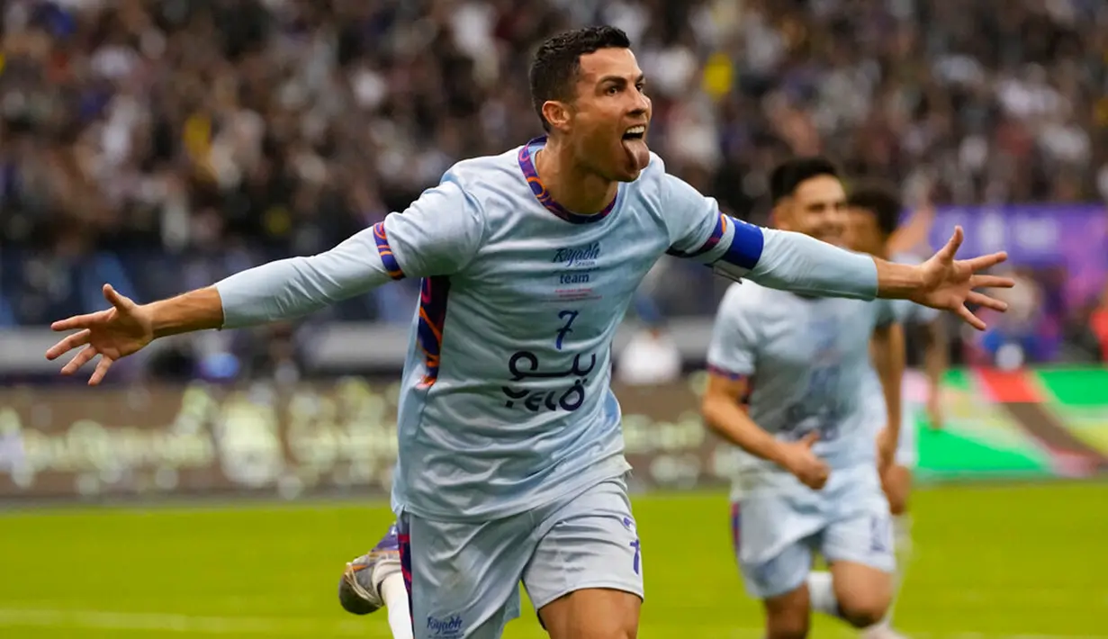 Pemain Riyadh All Star Cristiano Ronaldo melakukan selebrasi usai mencetak gol ke gawang Paris Saint-Germain (PSG) pada pertandingan sepak bola persahabatan di King Saud University Stadium, Riyadh, Arab Saudi, 19 Januari 2023. PSG mengalahkan Riyadh All Star dengan skor 5-4. (AP Photo/Hussein Malla)