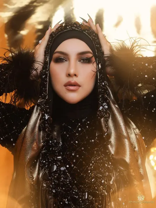 Irish Bella tampil lebih glamor dari biasanya dengan gaun modest shimmer gold hitam. [@fdphotography90]