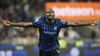 Pemain Inter Milan Ange-Yoan Bonny merayakan gol kelima timnya dalam laga Serie A melawan Torino di Stadion San Siro, Milan, Italia, Selasa (26 Agustus 2025). (AP Photo/Luca Bruno)