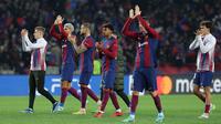 Para pemain Barcelona merayakan akhir duel matchday 5 Grup H Liga Champions 2023/2024 melawan Porto di Stadion Montjuic pada Rabu (29/11) dinihari WIB. (LLUIS GENE / AFP)