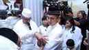 Menjalankan ajaran Agama, Andhika dan Ussy pun menggelar acara aqiqah serta syukuran atas kelahiran anak perempuannya ini. Tampak kompak, bersama ketiga anaknya, Andhika dan Ussy mengenakan pakaian serba putih. (Nurwahyunan/Bintang.com)