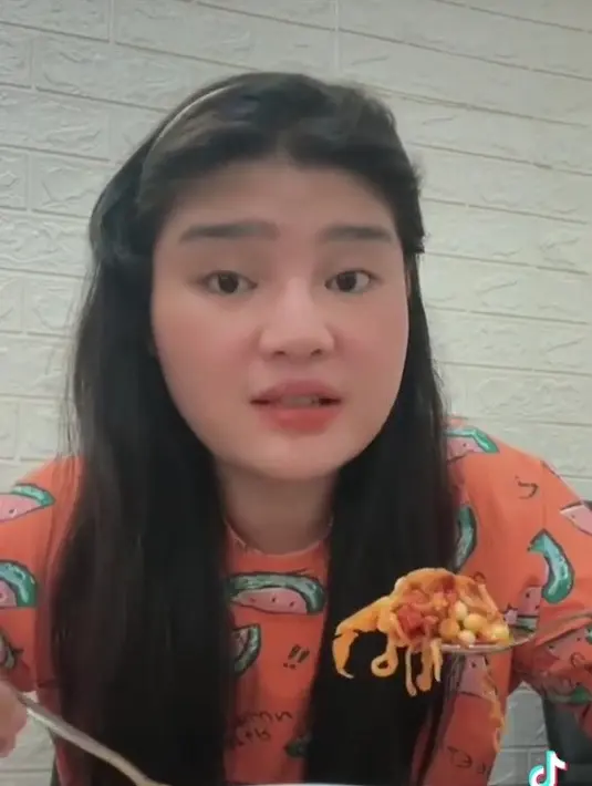 Lewat video unggahannya Rosa Meldianti terlihat tampil tanpa mengenakan hijab. Rambut panjangnya kini bikin pangling usai setahun lebih berhijab. (Liputan6.com/TikTok/@ikanlautpedes).